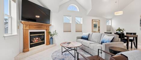 Een televisie en een open haard