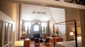 2 chambres, coffres-forts dans les chambres, fer et planche à repasser