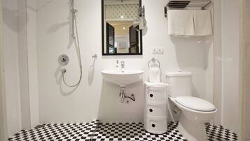 Dusche, Haartrockner, Bidet, HandtĂŒcher