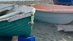 A beach with several boats lined up and a large island with a castle-like structure in the background. - Right in the center of Ischia, the ideal villa for comfortable exclusive vacations (Ischia)