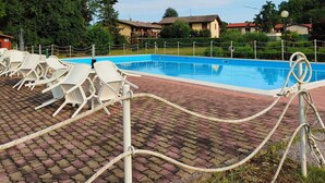 A swimming pool with lounge chairs and a rope barrier. - 5 minutes from the lake house with garden in residence with swimming pool (Padenghe Sul Garda)