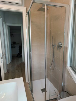 Dusche, Haartrockner, Handtücher, Seife