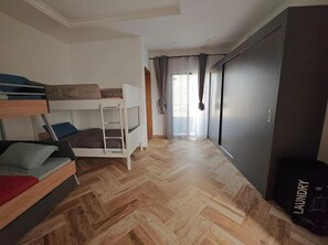 3 chambres, fer et planche à repasser, Wi-Fi, draps fournis