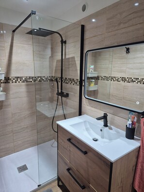 Towels, soap, shampoo, toilet paper