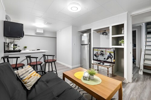 Beautiful Basement Private Suite Prime Location