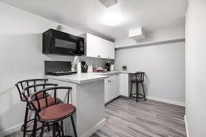 Réfrigérateur, micro-ondes, plaque de cuisson, cafetière/bouilloire