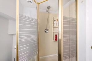 Haartrockner, Bidet, Handtücher, Seife