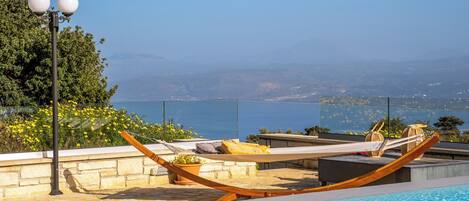 Alberca al aire libre y alberca climatizada