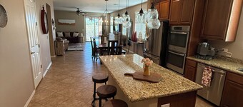 Dove Mountain Perserve, gated, dog friendly home.