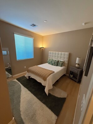 3 bedrooms, desk, iron/ironing board, free WiFi