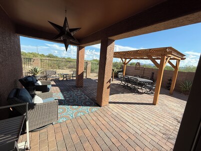 Dove Mountain Perserve, gated, dog friendly home.