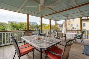 Outdoor dining - 100 steps to the beach, Ocean Views, Folly Vibes (Folly Beach)