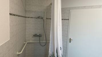 Dusche, Handtücher, Seife, Toilettenpapier