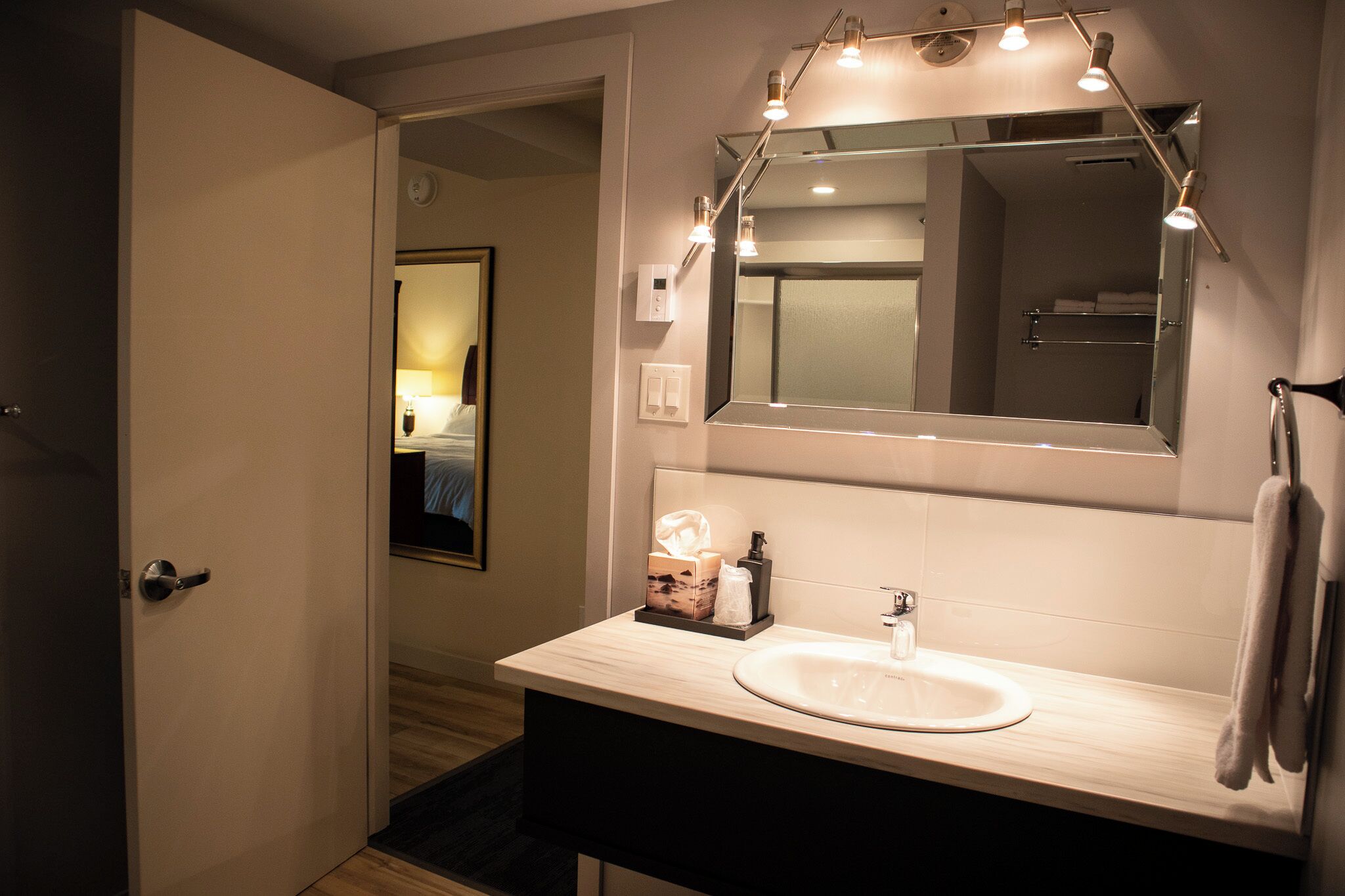 Zuhanyzó, hajszárító, törölközők és szappan