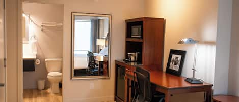Standard Room, 1 Queen Bed, Non Smoking, Housekeeping | Desk, laptop workspace, free WiFi