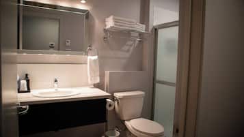 Chambre Standard, 2 grands lits, non-fumeurs, service de ménage | Salle de bain | Douche, sÚche-cheveux, serviettes fournies, savon