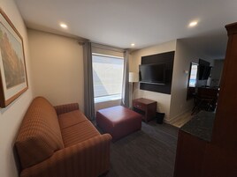 Quarto standard, 1 cama King e sofá-cama, para não fumantes, serviço de arrumação | Área de estar