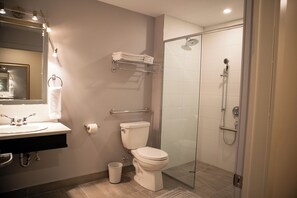 Phòng Tiêu chuẩn, 2 giường cỡ queen, buồng tắm phù hợp cho xe lăn, không hút thuốc | Phòng tắm | Buồng tắm vòi sen, máy sấy tóc, khăn tắm, xà phòng 