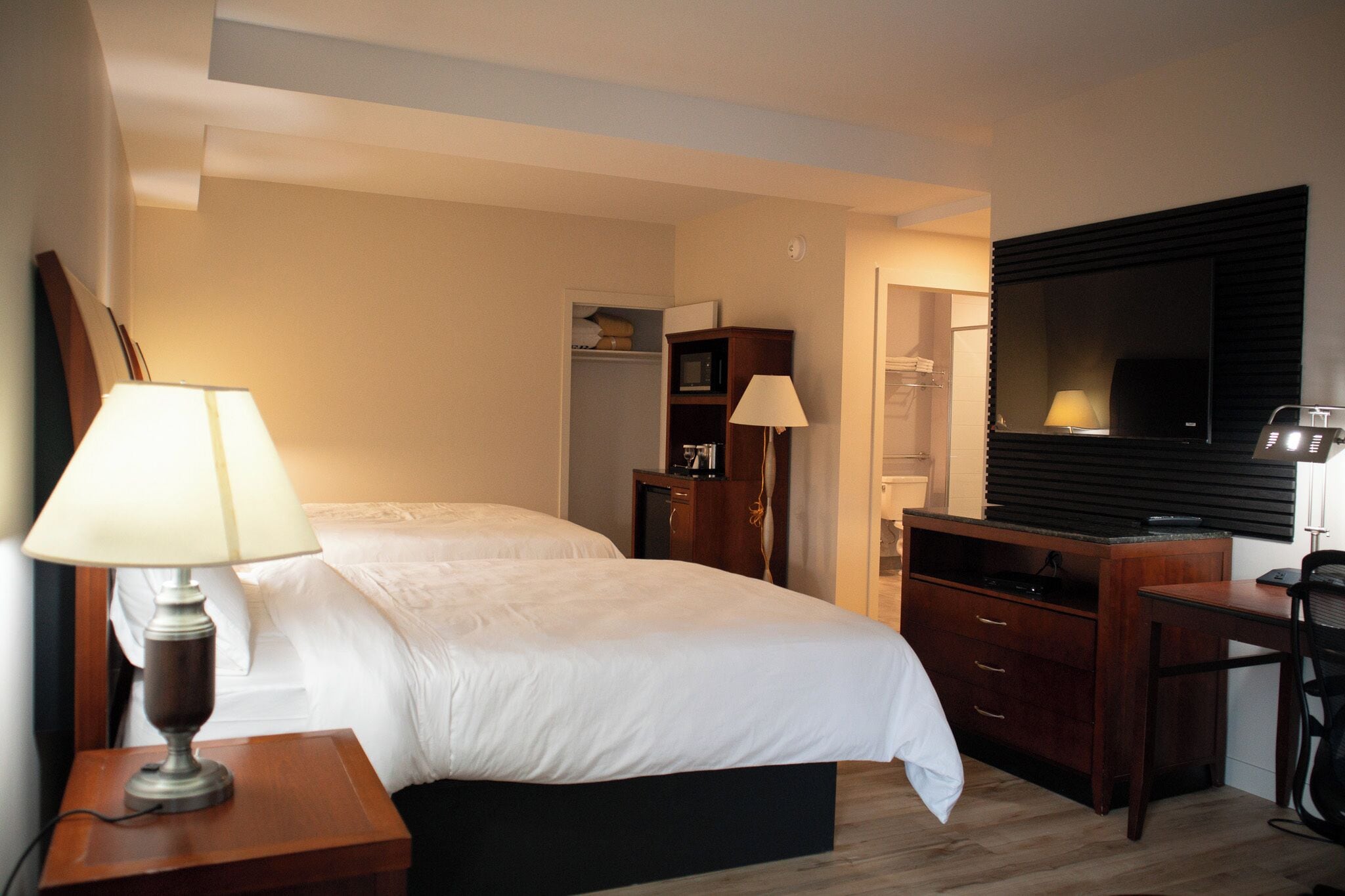 スタンダード ルーム クイーンベッド 2 台 車椅子で利用可能なシャワー 禁煙 | デスク、ノートパソコン用作業スペース、WiFi (無料)