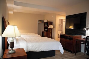 Standard Room, 2 Queen Beds, Roll-in Shower, Non Smoking - Auberge Le Chardo Inn (Alfred)