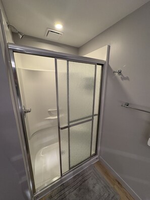 Standard Room, 1 King Bed with Sofa bed, Non Smoking, Housekeeping | Bathroom | Shower, hair dryer, towels, soap - Auberge Le Chardo Inn (Alfred)