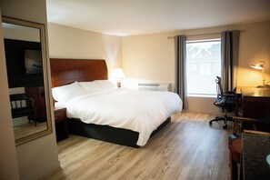 Classic Room, 1 King Bed | Desk, laptop workspace, free WiFi - Auberge Le Chardo Inn (Alfred)