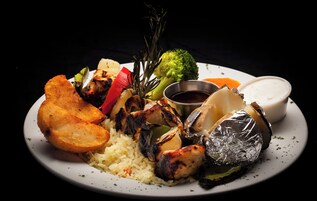 Prato com frango grelhado, legumes e arroz.