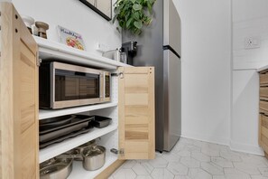 Kjøleskap, mikrobølgeovn, ovn og kokeplater