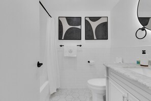 Sèche-cheveux, serviettes fournies, savon, papier toilette