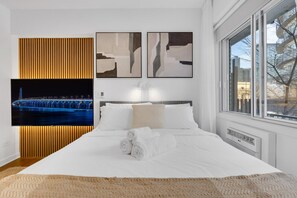 1 soverom, skrivebord, strykejern/-brett og reiseseng for barn