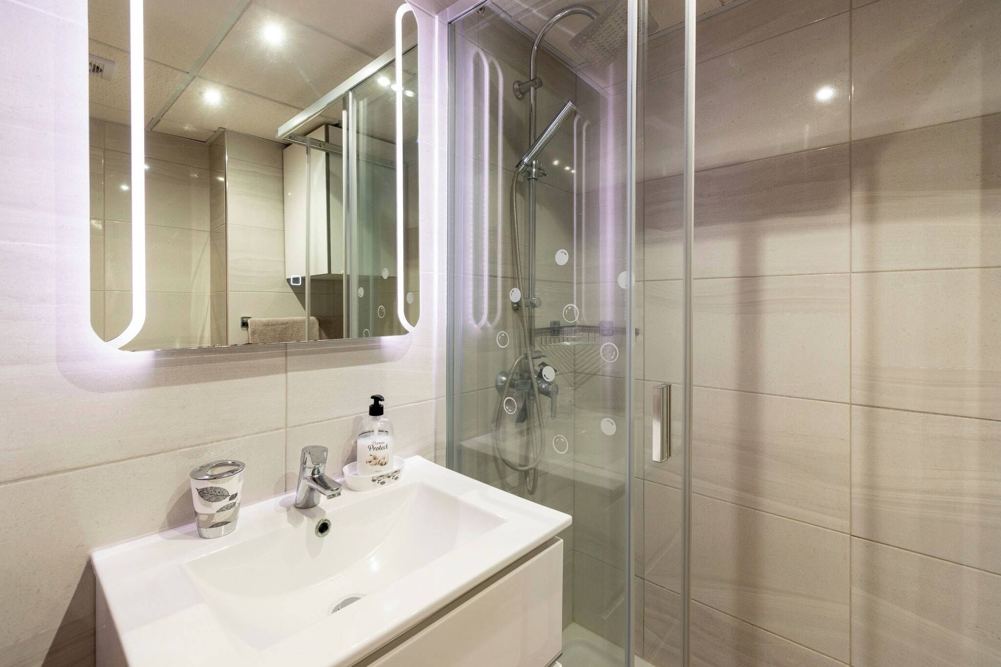 Monolocale | Bagno | Doccia, asciugamani