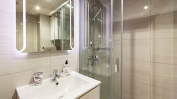 Monolocale | Bagno | Doccia, asciugamani