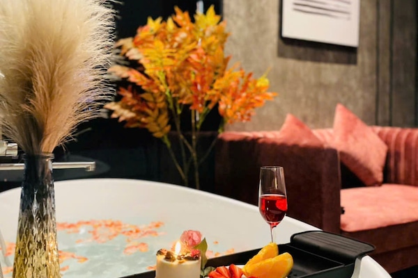 Phòng Superior, 1 giường cỡ queen và sofa giường, bồn tắm nước nóng | Phòng tắm | Đồ dùng nhà tắm miễn phí, máy sấy tóc, dép đi trong nhà