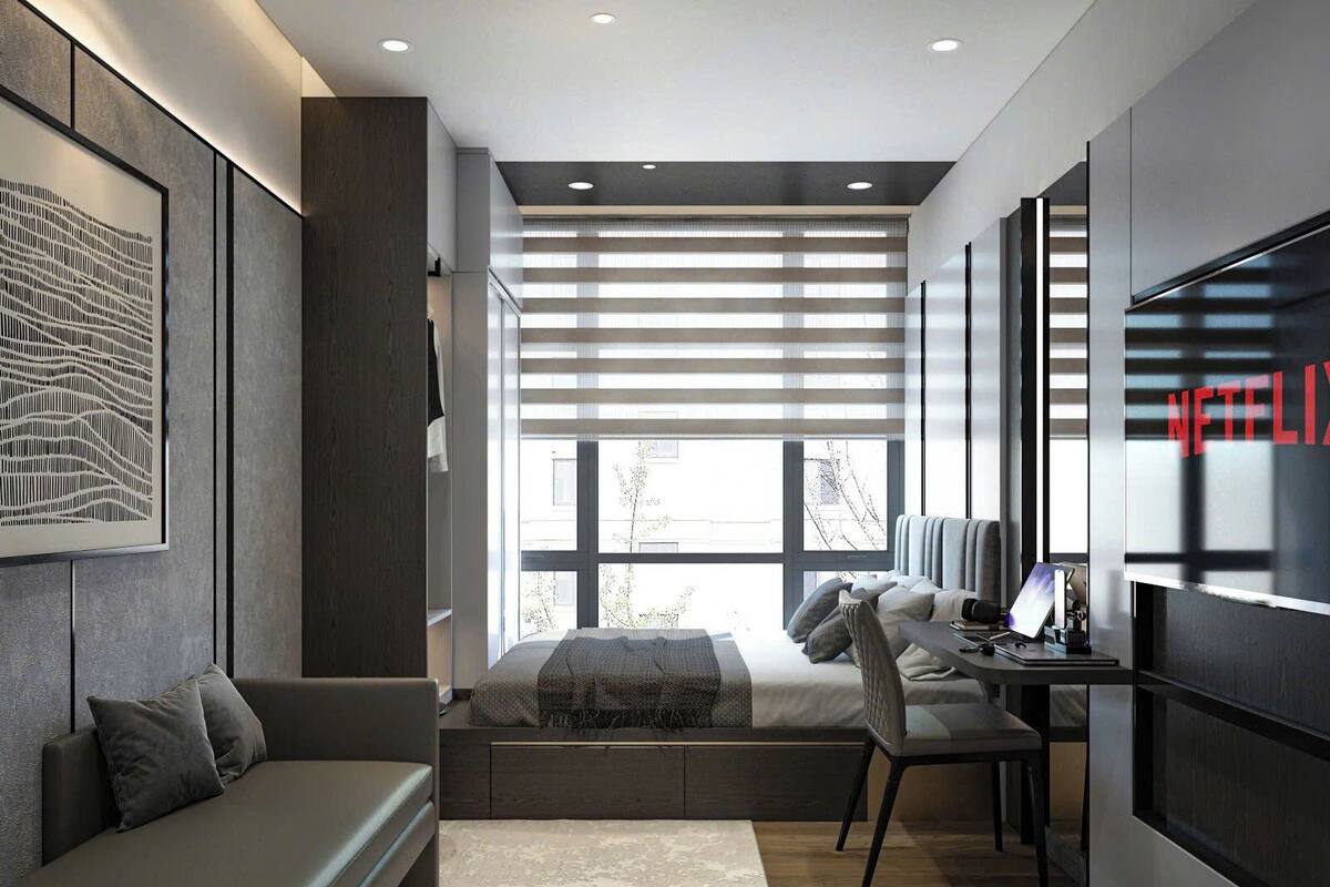 Une chambre moderne avec un lit, un bureau et une grande fenêtre équipée de stores.