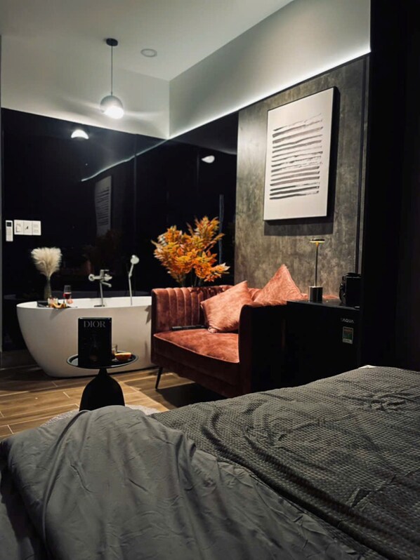 Superior Room, 1 Queen Bed with Sofa bed, Hot Tub | Bathroom