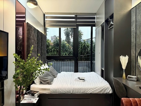 华丽公寓, 阳台, 城市景观 | 防过敏的被褥、记忆海绵床垫、迷你吧、办公桌