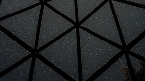 Un motif géométrique composé de lignes qui se croisent sur un fond sombre.