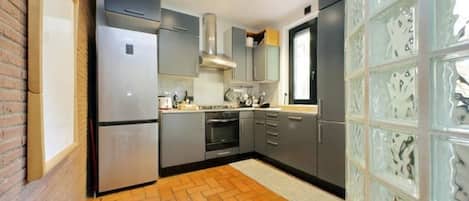 冷蔵庫、オーブン、コンロ、食器洗い機