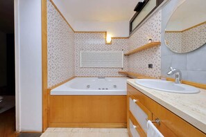 Een douche, een bubbelbad, een haardroger, een bidet