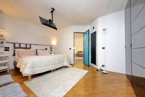 2 bedrooms, iron/ironing board, travel cot, free WiFi