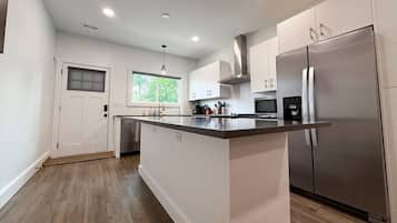 Frigorífico, microondas, horno y placa de cocina