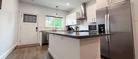 Kühlschrank, Mikrowelle, Ofen, Herdplatte