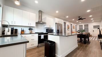 Frigorífico, microondas, horno y placa de cocina