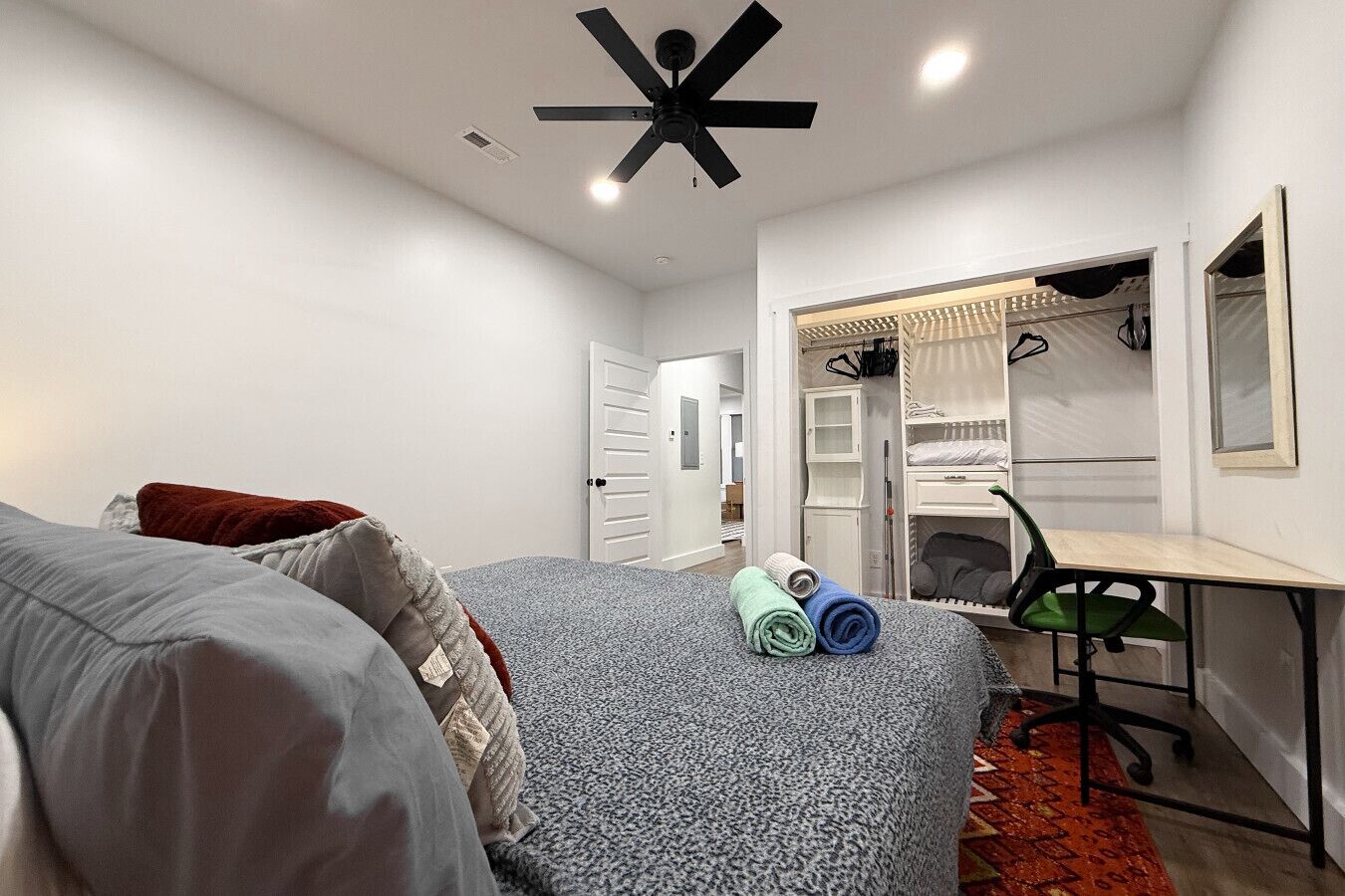 2 camere, una scrivania, ferro/asse da stiro, Wi-Fi gratuito