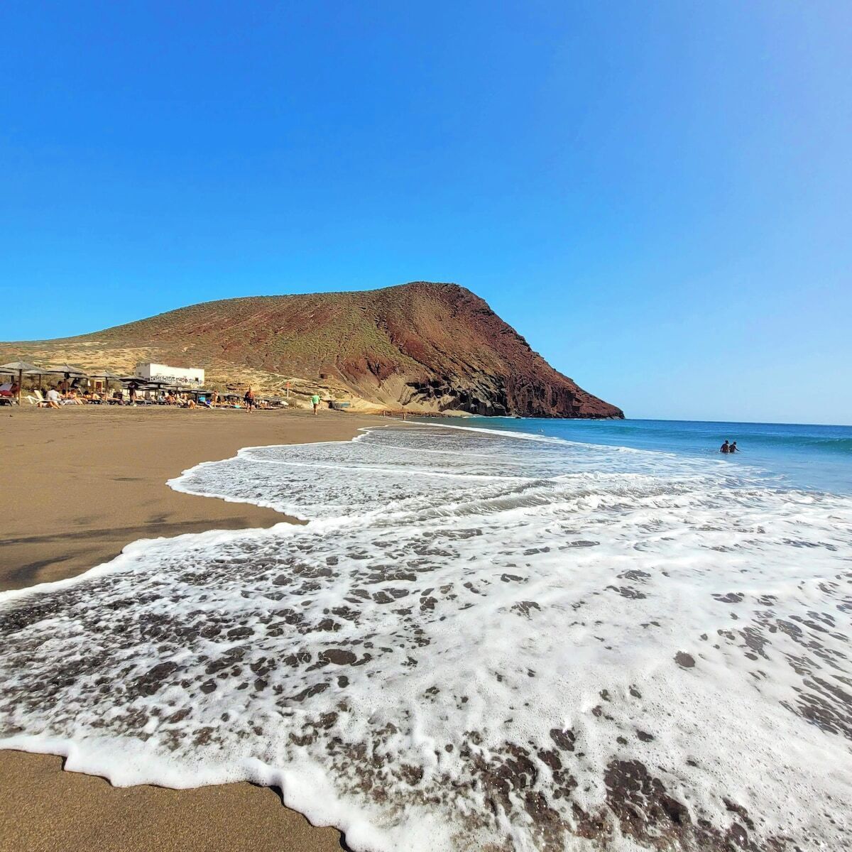 På stranden, solsenger og strandhåndklær
