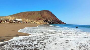 På stranden, solsenger og strandhåndklær