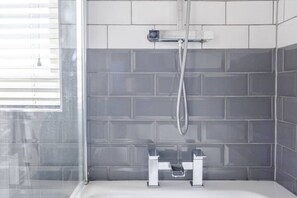 Asciugacapelli, asciugamani, sapone, shampoo