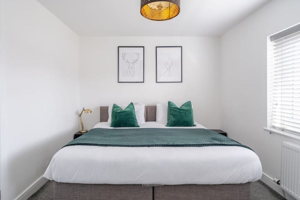 2 slaapkamers, een strijkplank/strijkijzer, reisbedje, gratis wifi