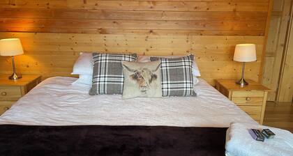 Lochside Luxury. Wood burning stove. Huge deck. En-suite. Lots of parking.
