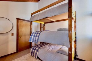 3 bedrooms, iron/ironing board, travel cot, WiFi - Mid-century Retreat with Hot Tub and Fireplace (Tahoe City)
